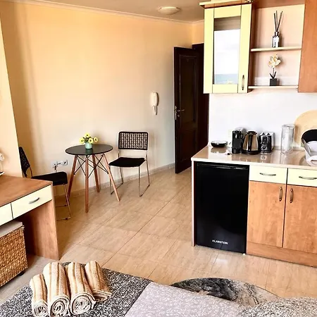 Beachfront In Marina Dinevi Apartment